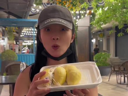 不化妆的你吃榴莲也有大姐大的风范!Adorable! @徐冬冬