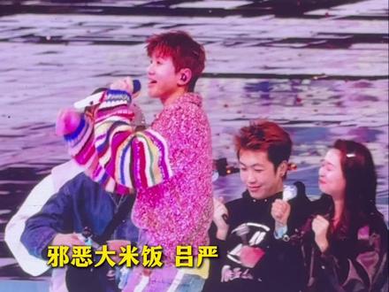 张杰现场改词欢迎喜人👏 马东喜人3速速抬上来!不过李明磊怎么又把婶子战衣穿上了?
#张杰 #喜人 #张杰演唱会 #李明磊 #王男