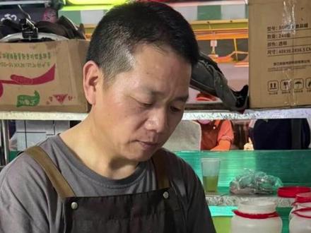 一个摊“有难”, 一条街“出手”!福建师大小吃街煎饼叔叔患病,周边摊主纷纷捐赠“今日营业额”#人间温暖 #主播说新闻 #媒体精选计划