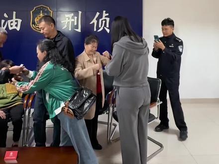 丁文被拐38年带着媳妇回家认亲! 1986年7月15日,丁文在江油市人民医院与外婆看病时失踪,疑似被拐。其父母丁洪荣、文晓玉夫妇多年来坚持寻找孩子,足迹遍布全国。2009年,公安部建立全国公安机关打击拐卖妇女儿童犯罪信息系统,江油市公安局采集了丁洪荣、文晓玉夫妇的DNA血液样本,并录入“打拐系统”。2024年10月初,通过“打拐系统”盲比,绵阳江油市公安局采集的丁洪荣、文晓玉夫妇血样与浙江省嵊州市公安局采集的刘铭(河北省人)的血样所检DNA位点高度吻合,疑似具有亲缘关系。部省打拐办相继向绵阳、浙江嵊州市警方商警官下发指令对该盲比线索进行进一步核查。接收指令后,绵阳公安胡祥雨工作室与嵊州公安“和合”寻亲工作室密切合作,双方通过公安信息化系统分别与丁洪荣、文晓玉夫妇以及疑似被拐儿童刘铭取得联系,核实相关失踪案事件信息,同时按照平台指令反馈要求,第二次采集了三人的血液样本,并再次组织两地警方DNA实验室进行了DNA亲子鉴定复核。10月16日,经全国公安机关打拐系统通报确认:四川人丁洪荣、文晓玉夫妇与河北人刘铭符合三联体亲缘关系遗传标记,具有生物学遗传关系,系父母子女关系。10月22日,丁文与亲生父母在绵阳江油市公安局刑侦大队会议室相认,父子相拥痛哭,母亲文晓玉也抱着儿子泪流满面。丁文表示,了解到当年的过往,终于让他释怀了。丁文,丁文回家。#丁文 #丁文回家