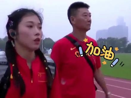 “老父亲”杨辉陪同吴艳妮抵达赛场。#吴艳妮抵达比赛现场 #杨辉陪伴吴艳妮抵达赛场 #杭州亚运会