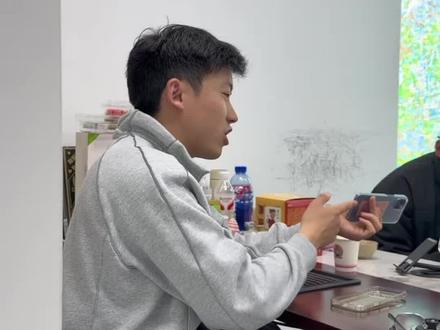 苹果16ProMax长期持有一年亏损差不多2000块左右,在苹果17ProMax发布过2个月价格稳定后,把16置换成17的成本也差不多2000块,大家以后不要再长期持有旧手机了,每年都换新手机,才是最优解。