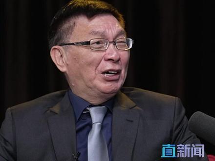 台湾大学哲学系教授苑举正在接受直新闻专访时,收到主持人准备的礼物“大湾鸡”,称赞这个吉祥物火得不得了,又可以让唐湘龙羡慕了。#台湾 #苑举正 #大湾鸡 #台湾省 #媒体精选计划