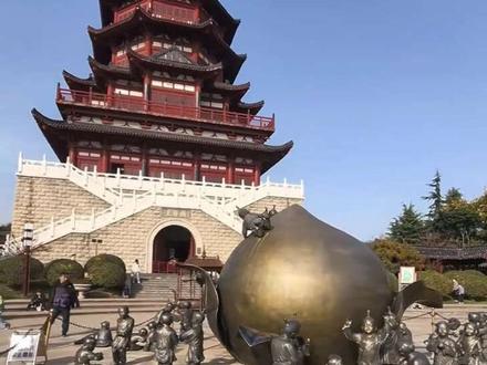 南池公园因以济宁古八景之一的“南池荷净”而闻名。南池公园“南池”就是指“王母阁”,原名“古南池”,建于唐代开元、天宝年间(公元713——756年)。据《济宁直隶州志》记载:“王母阁在南关外,周围皆水,一阜屹然中立……取西望瑶池,东降王母之意,遂以名阁。
夏日荷花盛开时,清香袭人,而白莲尤胜,每有游人宴宴于是。旧有杜文公祠,祀李白、杜甫、贺知章三人。后从州人李毓恒议,并祀许主簿。”由此可见,在盛唐时期,这里是济宁州一游览胜地。到了夏天,满池白莲荷花,阵阵清香,空气新鲜,天地纯净,令人心旷神怡。“南池荷净”这一景观就是来源于此。
#历史古迹 #古建筑之美 #名胜古迹 #标志性建筑 #古人的智慧