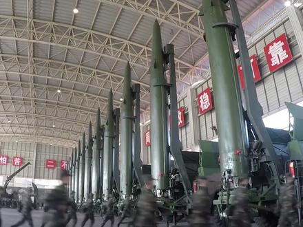 难得一见!火箭军12枚导弹同时起竖