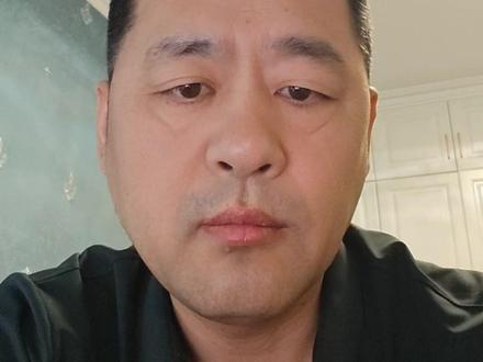 华为,本不该如此! 焦点访谈的事,大家都知道了,华为能成为国人心中的骄傲,是因为它第一次让中国科技在全球核心领域挺直了腰杆。可当这份‘为国争光’的厚重地位,撞上某些高管的狂妄自大、目中无人,攻击友商、甚至攻击友商用户,就像给这份骄傲蒙了层灰——先丢失了科技巨头的胸襟,再丢失了伟大企业的格局,最后消耗的是无数人攒下的‘民族骄傲与尊敬’。说到底,不是大家对华为苛刻,是某高管的这种言行和‘让中国科技站起来’的地位,实在不匹配。
#华为