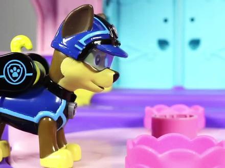 阿奇被甜甜女王变成毛狗狗,你们说莱德会不会来救它呢?