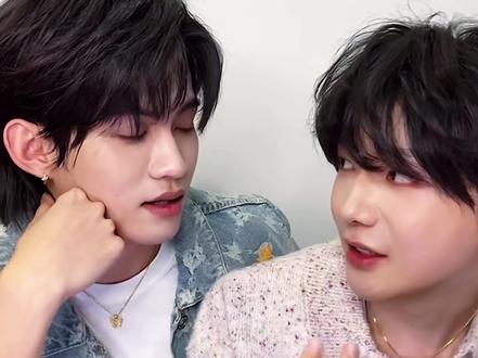 我们小星河的CP应援色是正主亲选的!!!
两个人就这样偷偷摸摸 窝窝囊囊 小心翼翼的表达并决定了自己喜欢的应援色(旗熠青)!!!
#应援色 #帅 #绝配 #云熠