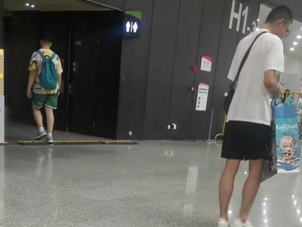 这人的脚跟完全不沾地啊#地铁随拍 #走路姿势 #踮脚走路