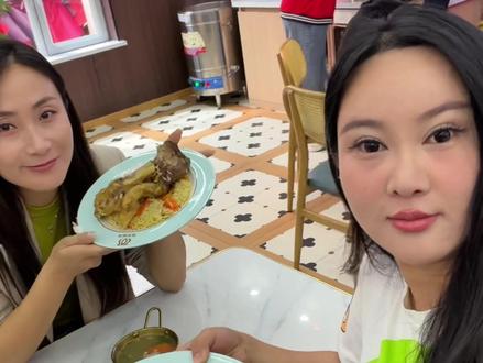 #伊宁市#抓饭 #新疆美食 如果来伊犁想吃一顿好吃的抓饭 就吃这个。这个不油而且香。不会踩雷。像我这种不爱吃胡萝卜不吃羊肉的人 吃了都觉得好吃。不过我没吃羊肉哦 我吃的碎肉的。 我现在想到都流口水