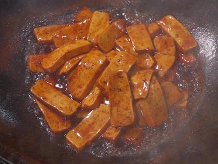 不放一块肉炒出来比肉还好吃的攸县香干!!!像我这样炒出来的香干香辣嫩滑,有手就会,简直太好吃太下饭了#辣椒炒香干 #小炒攸县香干 #攸县香干 #下饭菜