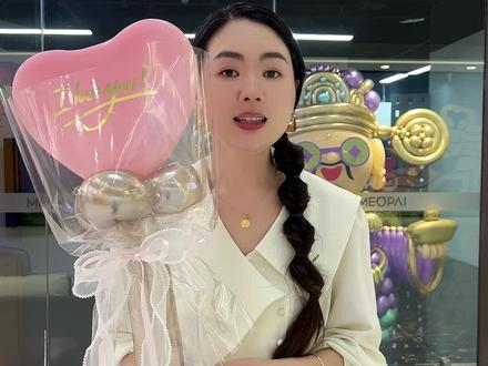 520气球爱心花束来啦 一个小小的气球爱心,
可以做出来非常非常多不同的款式。✨
可以甜一点、酷一点、温柔一点、
也可以高级、轻奢、充满仪式感。
这个系列真的很适合很多场景:
情人节、表白、生日、纪念日、求婚、商业活动、品牌活动……
还有很多客户会买去当伴手礼,
送朋友、送客户、送同事,拍照也特别出片。📷
而且气球花束最大的魅力之一就是:
同样一个爱心,
换不同颜色、材质、配饰、搭配方式,
呈现出来的感觉都会完全不一样。❤️
重点是它不只是“当天好看”,
经过我们特殊处理后很多都可以放一个月甚至更久。
最近越来越喜欢这种
小巧但很有氛围感的小作品了。
#520气球花束 #气球花束 #520礼物 #伴手礼 #气球