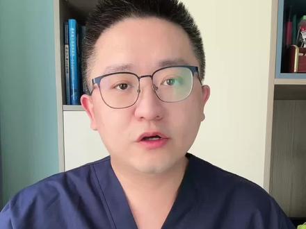 嘴唇发紫别忽视,这是身体发出的缺氧预警! 生活中偶尔看到有人嘴唇呈青紫色,有人觉得是天生肤色问题,也有人误以为只是受凉,殊不知嘴唇发紫在医学上被称为紫绀,是身体血液中氧气含量不足的典型信号,背后可能藏着心肺、循环系统的健康问题,尤其是本身有心血管基础病的人群,更要警惕这一危险提示。#抖出健康知识宝藏#嘴唇发紫#新年囤点专业货 #春节世界观察 #抖出健康知识宝藏
