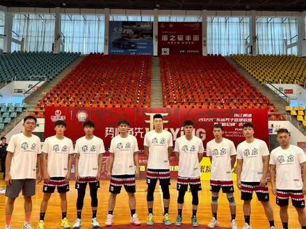 2022年广东省篮球联赛备受瞩目,在得知今年的比赛来临之际,根据本次比赛的规则要求,在有限的时间里召集好所有球员,上报比赛人员名单。此次代表揭阳市篮球队出战的既有刘康能、杨展坤、杨锴佳、蔡鸿斌、陈泽文、林国豪、王壹松、谢踊、陈佳生、林志葵等优秀的本土球员,还有受邀而来的丁国威、周泽源、敖国文、邓俊诚、彭凌、唐不凡等省内外知名球员,球队阵容可谓是新一代揭阳市篮球队的历史之最。我们在有限的时间内组织训练,紧张有序地备战,带着所有揭阳队球迷的热情与支持,满怀信心迎接比赛的到来,并在所有的比赛中都展现出高昂的斗志和揭阳球员拼搏不息的奋斗精神。揭阳队抽签分到了小组B组,对手分别是清远队、河源队、珠海队、潮州队。在比赛还未开打之际,就陆续传来了球员伤病的消息,主力球员蔡鸿斌、唐不凡、丁国威相继因伤退赛,这明显削弱了球队的实力。面对这种突如其来的变化,我们仍然以积极的态度做好应对,用快速的行动做好调整。我们在小组赛中艰难奋战,以2胜2负进入附加赛。关键到了争夺八强最后一个名额的附加赛时,又一个大家不愿意听到的消息传来,由于刘康能、周泽源在CUBA的比赛时间出现冲突,无法参加这场关键的附加赛,这势必又给了揭阳队当头一棒。此时的揭阳队,主力球员严重缺阵。怎么办?去吗?配吗?这褴褛的披风。战吗?战啊!以最卑微的梦。致那黑夜中的呜咽与怒吼,谁说站在光里的才算英雄!战吗?战啊!就是硬着头皮也要上!揭阳队凭借顽强的斗志全力拼搏,与对方战斗到最后一秒,最终以9分和5分之差憾负佛山队,无缘八强。在随后的排位赛中以2负1胜的成绩将本次比赛的排名定格在第10名,虽说没能如愿进八强,但是这样的成绩已经再一次刷新了历史最好战绩。最后,我们要感谢各界同仁以及所有篮球爱好者和球迷一直以来的关心与支持,你们的相伴与鼓励是我们前进的动力,更是揭阳篮球蓬勃发展的源泉。也祝愿揭阳篮球发展越来越好!#广东省篮球联赛 #雄启俱乐部
@Daniel-敖哥儿 @杨锴佳😀 @🏀杨展坤 @王壹淞 @答案陈泽文 @邓俊诚 @Xy_ @平头哥