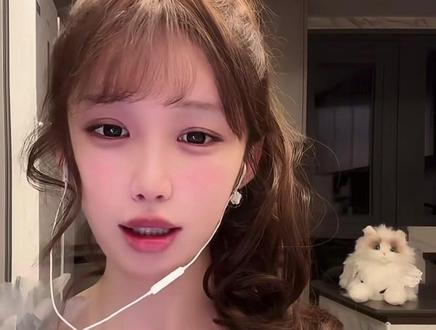 与心心调琴中…
#鹅妈妈 #玻璃心心 #秦豪 #直播切片
