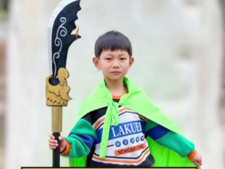 自制青龙偃月刀,练了一晚上的刀法,太酷了,却没人看出来是快递纸箱做的#手工diy #自制玩具 #青龙偃月刀 #纸箱改造 #亲子时光