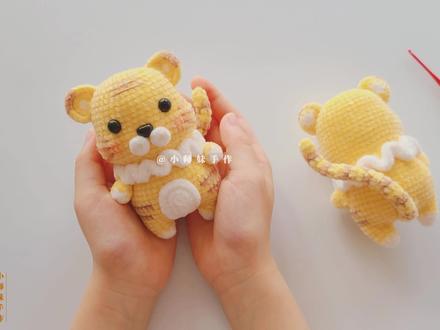 钩针小老虎:萌虎出山迎新年,福至千门万户中。
身体第8圈和第10圈编织花纹,换色提示:
8:3sc,( 浅棕 7sc ),11sc,( 浅棕 7sc ),14sc = 42
10:4sc,( 浅棕 9sc ),10sc,( 浅棕 9sc ),16sc = 48