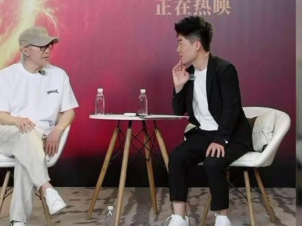 终于懂了传闻星爷不按剧本来出牌了 #周星驰做客直播间 #反客为主采访#董宇辉,打得董宇辉措手不及,别忘了星爷以前也是主持人,比眼前这位要高很多层……也就六七层楼那么高吧👌👌👌👌