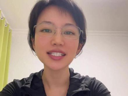 没有背景只靠专业,张家妍凭什么被人争抢? 📺电视剧:新闻女王
女主播又来啦,新闻女王里面张家妍这个角色很容易让人产生好感,不参加派系争斗,坚持只做新闻。可以自己做主播也可以带新人,我们从张家妍身上能学到哪些职场经验?一起聊聊吧!
#新闻女王 #新闻女王张家妍 #办公室斗争 #深夜聊聊 #热播电视剧