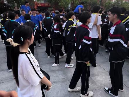 俄罗斯索利卡姆斯克第一中学的学生来单县二中交流,看这二中的学生热情的 和追星一样 送人家上车 真不舍得叫人家走啊#校园队伍