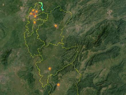 株洲市地图形状很奇特是狭长形市区在最北端。各区县市建成区面积 株洲市下辖5个区、3个县,代管1个县级市(天元区、芦淞区、荷塘区、石峰区、渌口区、攸县、茶陵县、炎陵县、醴陵市),哪个区县市的城市建成区面积更大?株洲市市区(天元区、芦淞区、荷塘区、石峰区、渌口区),建成区面积合计大约161.9平方公里。株洲市市区距离隔壁湘潭市区只有两三公里。已经快同城了,而湘潭市又和省城长沙即将连成一片,这就是长株潭城市群。而最南端的炎陵县城有点小呀,而且炎陵县城距离株洲市区210公里差不多3个小时车程。太远了吧?当地人是不是很少去株洲市区呢?去隔壁几个城市都更近吧?株洲市隔壁邻居有东界江西省萍乡市、吉安市,南连衡阳市、郴州市,西接湘潭市,北与长沙市毗邻。#株洲 #长沙 #湘潭 #萍乡 #醴陵