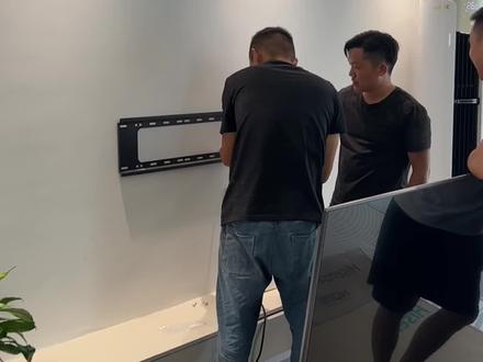 替大家试过了,客厅开间3.8米,入85寸电视刚好。放地上看着很大,但挂在墙上真的不显大,安装的时候建议离地高度70公分。#电视 #客厅 #软装搭配 #家的样子 #装修