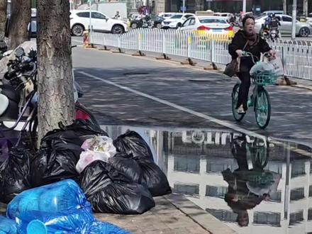 辽宁奉天中医院药渣乱堆人行道
院方:环卫清运不及时
沈河区城管局:运营费没给企业
清运确实不及时