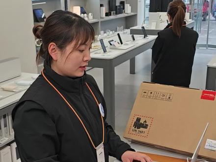 白嫖749💰!小米笔记本Office激活保姆级教程
家人们,入手小米笔记本的同时,还能免费拿下价值749元的正版Office!不激活简直血亏。下面我把激活步骤分享出来,超详细,小白也能轻松搞定。
激活前准备
1️⃣ 确认联网:激活全程需要网络,建议连接稳定的WiFi。
2️⃣ 注册微软账号:没有微软账号的宝子,可以提前在微软官网注册,也能在激活过程中注册。
3️⃣ 激活Windows系统:右键点击“此电脑”,选择“属性”,在弹出页面查看“更改产品密钥”,若显示已激活,那就没问题啦。
4️⃣ 注意激活时效:需在Windows系统激活后的1个月内完成Office激活,否则错过就无法激活了。
正式激活步骤
1. 联机兑换:点击“开始”菜单,打开任意一款Office组件,如Word或Excel,页面会出现“激活”选项,点击后选择“联机兑换”,系统会自动跳转到微软网站。
2. 登录微软账号:在跳转的页面中,输入刚刚注册好的微软账号和密码,接着选择所在国家地区、语言,确认无误后再次输入账号密码。若页面显示“一切就绪”,就说明已经成功激活。
3. 查看激活状态:关闭所有窗口,重新打开任意Office组件,点击“文件”-“账户”,就能看到“激活状态”,显示已激活就大功告成啦!#小米之家 #学习 #小米之家店长 #小米笔记本#激活office