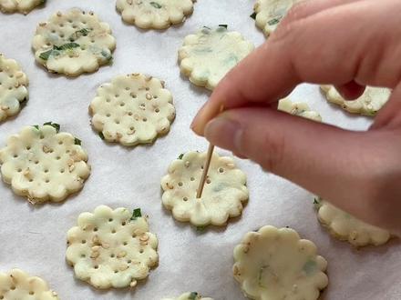 这个香葱苏打饼干我隔三差五就会安排上,做法简单,咸香酥脆,真的越嚼越香#辅食教程 #香葱苏打饼干 #自制饼干 #苏打饼干 #自制零食