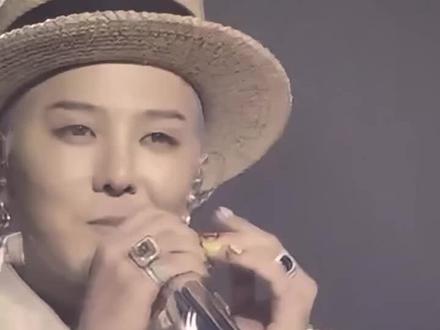 请还给权志龙手指自由,不要脑补了好吧,龙很明确说了bigbang现在是三个人,节目里也多次说,都捂着耳朵装听不到吗?龙今天比四根手指前后全程 是给day1打分。结尾talk的时候是在说“i can stay longer, depends on how you do. Today is day 1,Im checking now.”然后开始把话筒转向观众一直叫了好几分钟很长很长时问,然后比个手指。这段前面离聊bb回归还有一段的。大家不要被误导了,万一到时候不是四个人或者五个人,又有人来骂龙,这种事情发生的还少吗,大家静等最后的官宣就好了,理解大家的心情,但也不要理解错误龙的意思哦#权志龙 #权志龙台北演唱会 #bigbang20周年 #gd #bigbang