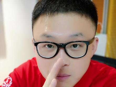 传说中6500个#重马破三小金人 是真的吗?#马拉松解说员王超 为你揭晓秘密。2026#重庆马拉松 即将见证中国马拉松破三人数的新纪录。#重马体育 #王超聊跑步