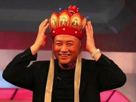 500亿身家女首富陈丽华去世,享年85岁。她和“唐僧”迟重瑞,这段跨年龄、跨阶层、和传统性别角色极度反差的婚姻,在经历36年后也走到了时间的尽头。陈丽华曾说,自己找的不是“情”,是“旅伴”,是“人生”。今天的故事是关于这对婚姻里的关系、情感和秩序,一定值得你听完并转发#首富#陈丽华#西游记#唐僧#迟重瑞