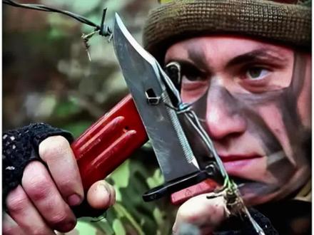 “AK刺刀”居然有这么多逆天功能?!#军事科普 #军事爱好者 #军事发烧友 #军事迷 #技术流