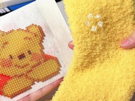 挑战袜子拼豆!这次真毛绒绒了! 袜子拼豆原创:@🫘(创新拼豆版)
图纸来源:🍠@Z。
#拼豆 #拼豆豆 #拼豆图纸 #袜子拼豆 #拼豆教程