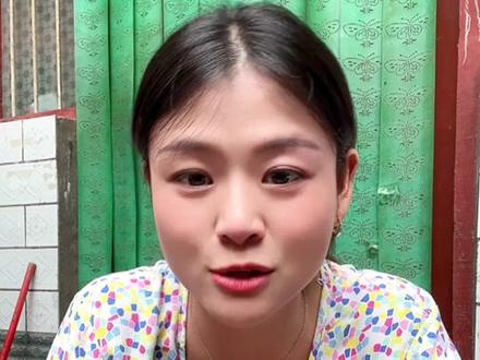 本是段家四姑娘,很荣幸成为了苏家大小姐, 随着年龄的增长,慢慢与亲生父母和解,一直到结婚以后才从我嘴巴里面喊出爸爸和妈妈这几个称呼,不为别的就为与自己的过去和解,放过他们,更放过自己,因为我明白在那个年代,作为父母的他们也有太多太多的迫不得已。#情感 #父母 #抱养 #亲生父母 #宝妈别别