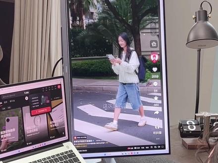 你的工位我的工位好像不一样,同事拥有独立办公室以后马上买了#华为MateView GT 27 英寸 显示器。当我到看她用竖屏显示器刷短视频后,我酸了!