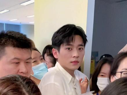 宫二和弟弟神色慌张,想不到吧这么多人哈哈哈哈#云之羽 #云之羽扫楼