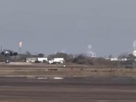 美国一科研飞机因机械故障机腹着陆 底部火花四溅喷出浓烟 当地时间1月27日,美国国家航空航天局(NASA)一架科研飞机发生机械故障,不得不在没有起落架的情况下降落在德克萨斯州休斯顿埃林顿机场。视频显示,飞机机腹滑过跑道,黄色火焰和白色浓烟从机身下方喷涌而出,飞机沿着跑道滑行并逐渐减速。