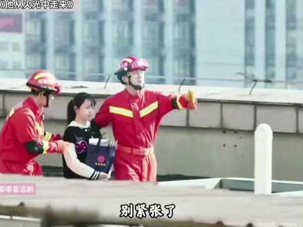 抑郁少女被消防员救下,却遭家人逼迫,最终绝
望离世令人心碎#他从火光中走来#黄景瑜#张婧
仪#抑郁症患者#电视剧解说
