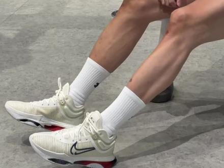 #篮球鞋 #190 #球鞋穿搭 #运动型人格指南 #抖音风格实验室 今天这双GT.jump2感觉是一双被低估的好鞋,唐斯认证一直在上脚适合投射型大体重锋线,颜值也是很好看,价格也很实惠。袜子是安德玛德白色海军蓝标,手表是卡西欧的白色小方块。戒指是APM莱克莱尔同款。
鞋子 Nike Air Zoom G.T. Jump 2 货号DJ9432-100
袜子 UA 安德玛中筒健身跑步运动 篮球袜 没找到货号
短裤 Jordan Dri-FIT 撞色速干针织篮球休闲短裤 男款 白色 CZ4772-100
手表 CASIO卡西欧 货号 DW-H5600-7JR
戒指 戒指 APM Monaco 货号A23692OX