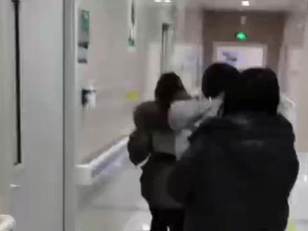 三岁小孩误食大量降血压药片,宣城公安及时救助。