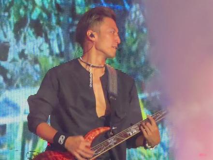 最后那一下帅到了!他走的好干脆
#谢霆峰演唱会 #谢霆锋 #谢霆锋深圳演唱会