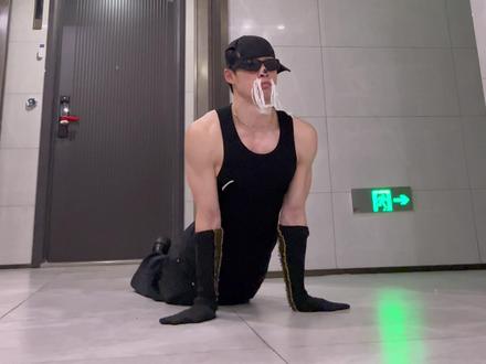 你们其中有一个是海狮#抽象 #海狮 #浅跳一下