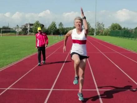 73岁老奶奶800米3分28秒29:年龄不设限,变老也很酷!