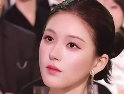 在学会平静的人生里
她一定流了很多的眼泪。#赵露思 #许我耀眼 #星光大赏