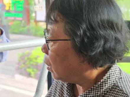 6月7日,高考第一天,张桂梅校长在送考车上,和同学们合唱《万疆》。张桂梅校长每年都要亲自送考,这一送就是16年。愿所有考生旗开得胜,高考加油!