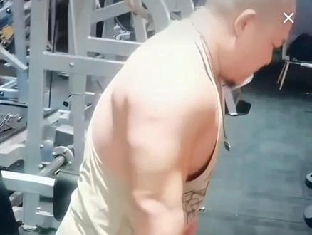 大象这一顿捧杀,诺猪还真信自己体脂8 9%了,还妄想增肥到120公斤#常熟阿诺 #健美圈 #脚家门 #麦蔻 #鹿晨辉