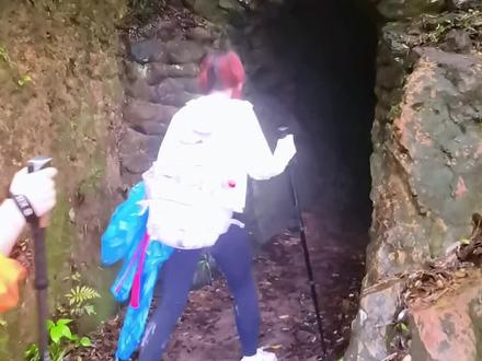 梧桐山神仙洞,洞内竟有乌鸦蜘蛛神像,何人所建,建了何用呢,今天就带你探秘 #洞穴探险 #梧桐山 #山洞到底藏着什么 #神秘山洞