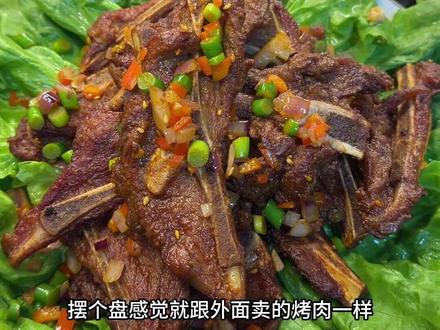 上桌五分钟不到就光盘的孜然扇子骨,小朋友都是直接用手抓着啃,外面吃着有点焦焦脆脆的,里面肉质又鲜又嫩,满满的孜然风味,一定要试试!
