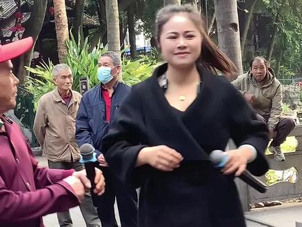 小燕 宜州哥唱山歌。都说我和你是一对夫妻相 #山歌热门推送 #精彩片段分享 #美女 #鱼峰山公园山歌对唱 #山歌对唱